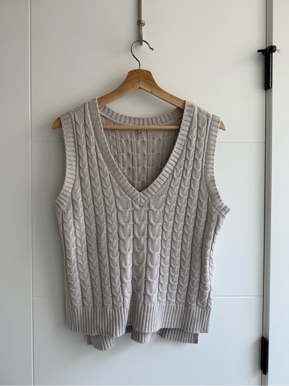 Les Serein Women's Cable Knit V-Neck Sweater Vest - Light Beige/Grey